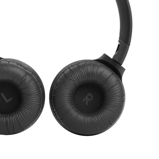 JBL Tune 510BT - Black - Wireless on-ear headphones - Detailshot 2